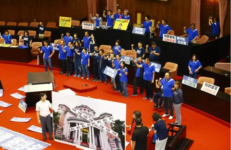 立院报告：修宪先降门槛 再修实质内容!