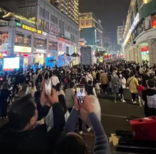 这是昨晚的五星街！人人人人人！游客：柳州没有淡季的吗