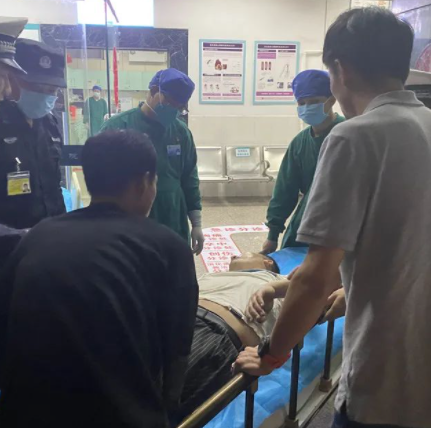 跟着我走！北海交警执勤中突遇群众求助，开警车一路领航护送就医…