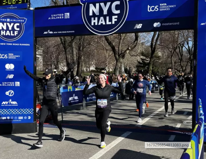 纽约半马鸣枪，华人热情迈步！