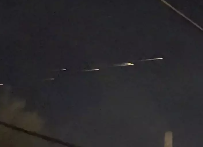 加州首府夜空现神秘光芒列队飞行，天文学家这样回应...