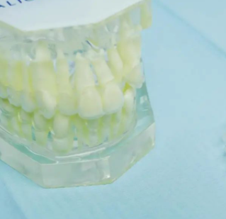 凯特王妃婚前婚后对比照变化惊人？英国王室靠这个秘密武器拉升颜值，威廉哈里也做过