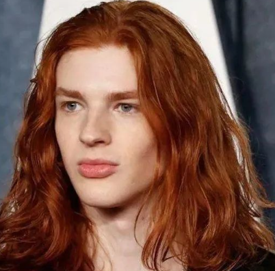 16岁星二代神似吸血鬼美少年!红发雪肤、身高超一米九,自带神秘超模气质,全网都被迷倒…