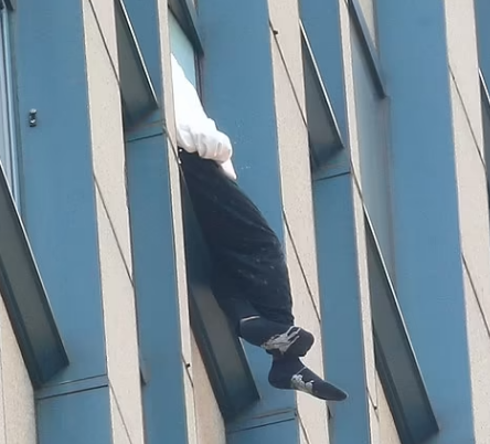 以死相逼!纽约金融欺诈嫌犯坐天台,与FBI对峙8小时