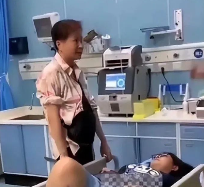 北海一女子医院持刀捅人！警方：已采取刑事强制措施！
