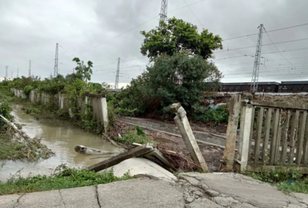 北海铁路栅栏被洪水冲毁！男子及时上报，获奖金1000元！