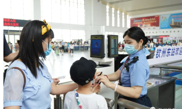 儿童乘火车新规实施，钦州多个派出所办证人数翻倍，忘带儿童有效身份证件这样办→