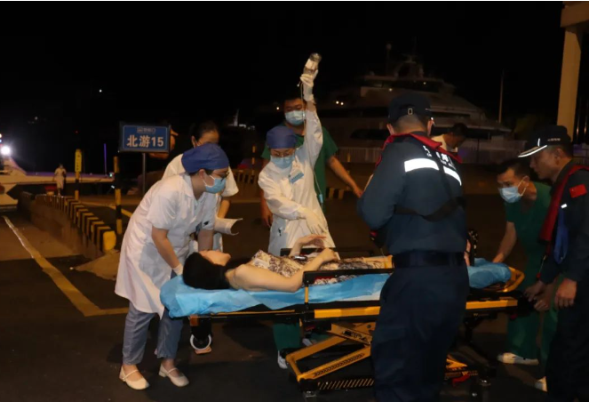 涠洲岛一游客深夜突发疾病！北海海警局紧急救援！