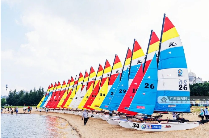 防城港：帆船赛扬帆西湾 18支赛队追风逐浪!