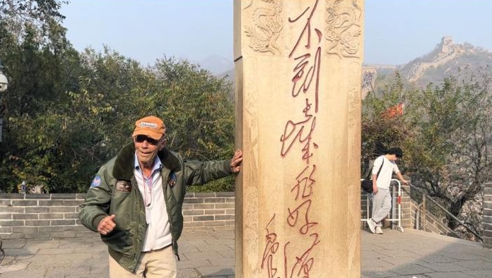 百岁美国飞虎队老兵再登长城 在“好汉碑”前留影！