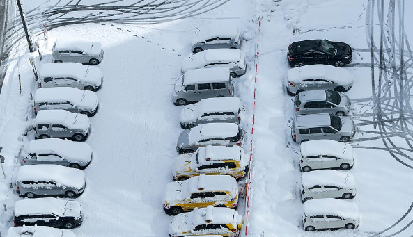 日本本州岛多地降雪持续 局地积雪超5米