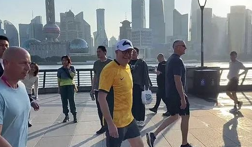 澳大利亚总理抵沪再次漫步外滩，旁边还有上海球迷“老熟人”，你偶遇了吗？