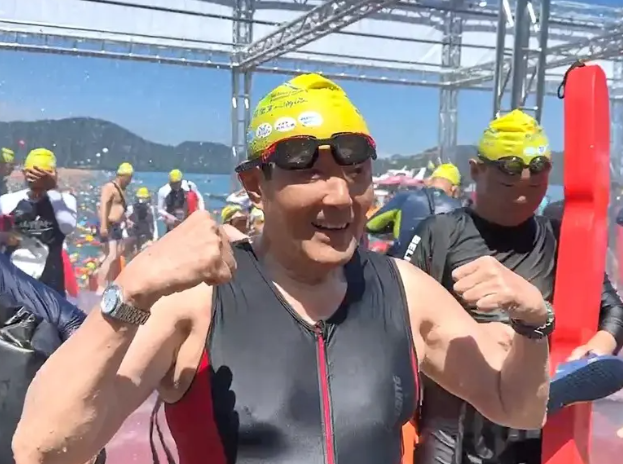 75岁马英九第12度泳渡日月潭比去年快10分钟