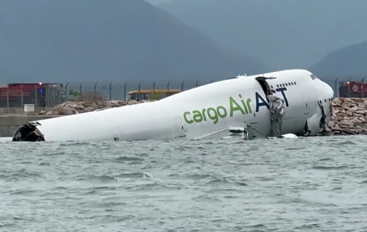 阿联酋货机香港降落后冲出跑道坠海　两机场员工死亡