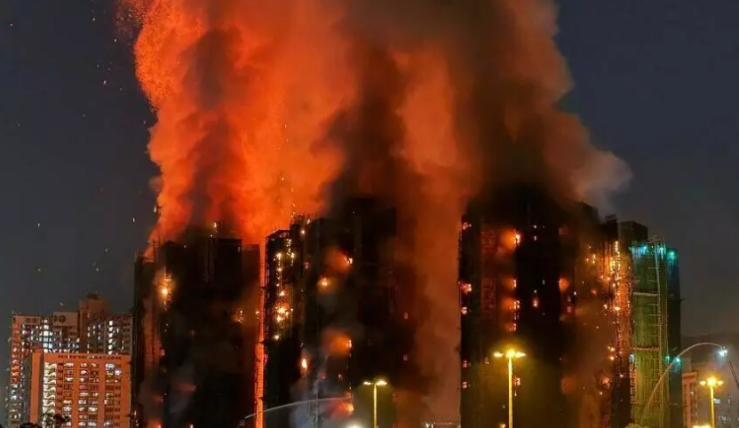 香港致命火灾的背后,承包商安全违规与居民的抗议