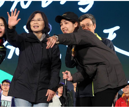 台媒：蔡英文贴身女随扈也因团购走私烟被调职