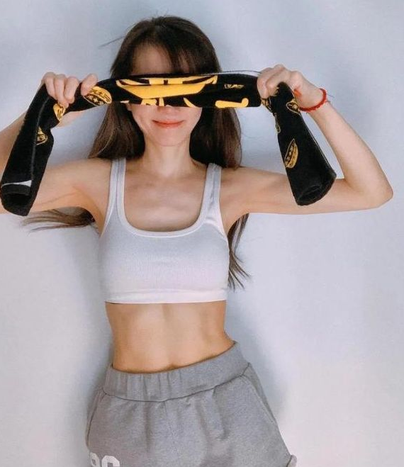 台湾美腿小姐，腿长110cm，模特身材，你敢相信这身材47岁？