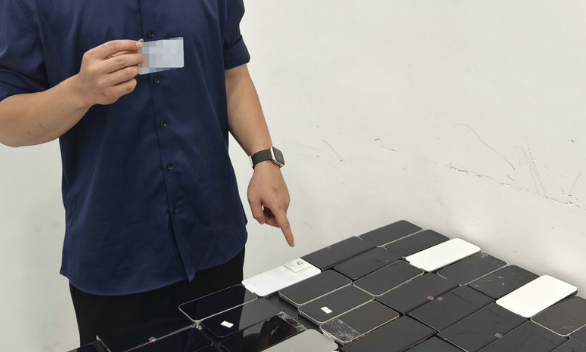 男子绑藏四十八旧手机拱关被截
