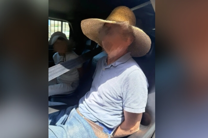 华人大爷大妈组团偷摘樱桃 下场惨了