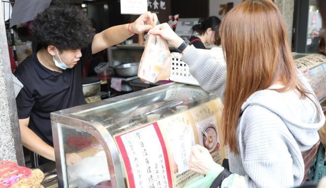 台湾写真:吃汤圆、祈平安 在台北感受“冬至大如年”