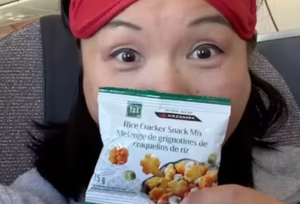 厉害了！加航飞机上也有大统华零食了